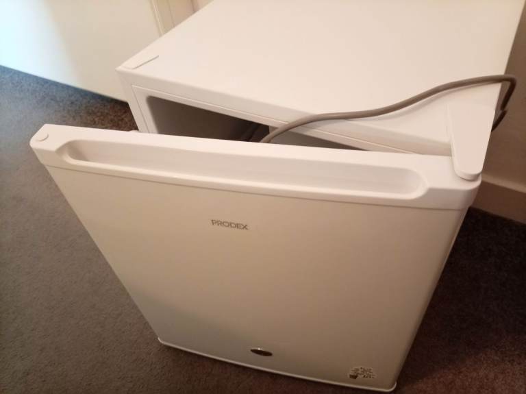 Mini Fridge with Chiller Box – Excellent Condition (Full working order)