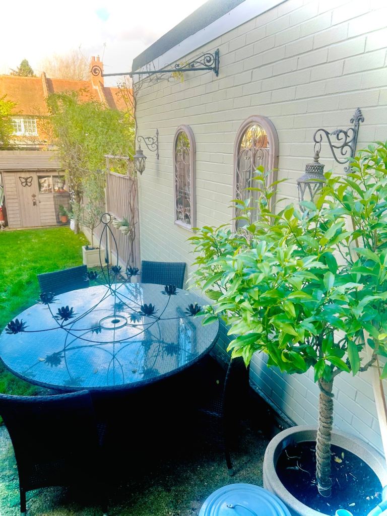1 BEDROOM HOUSE 