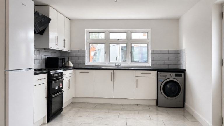 Large 2 Bedroom Ground floor Flat (bills Inc)
