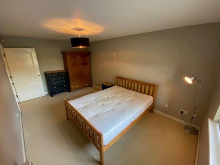 Large Double Room to Rent with Gated Parking