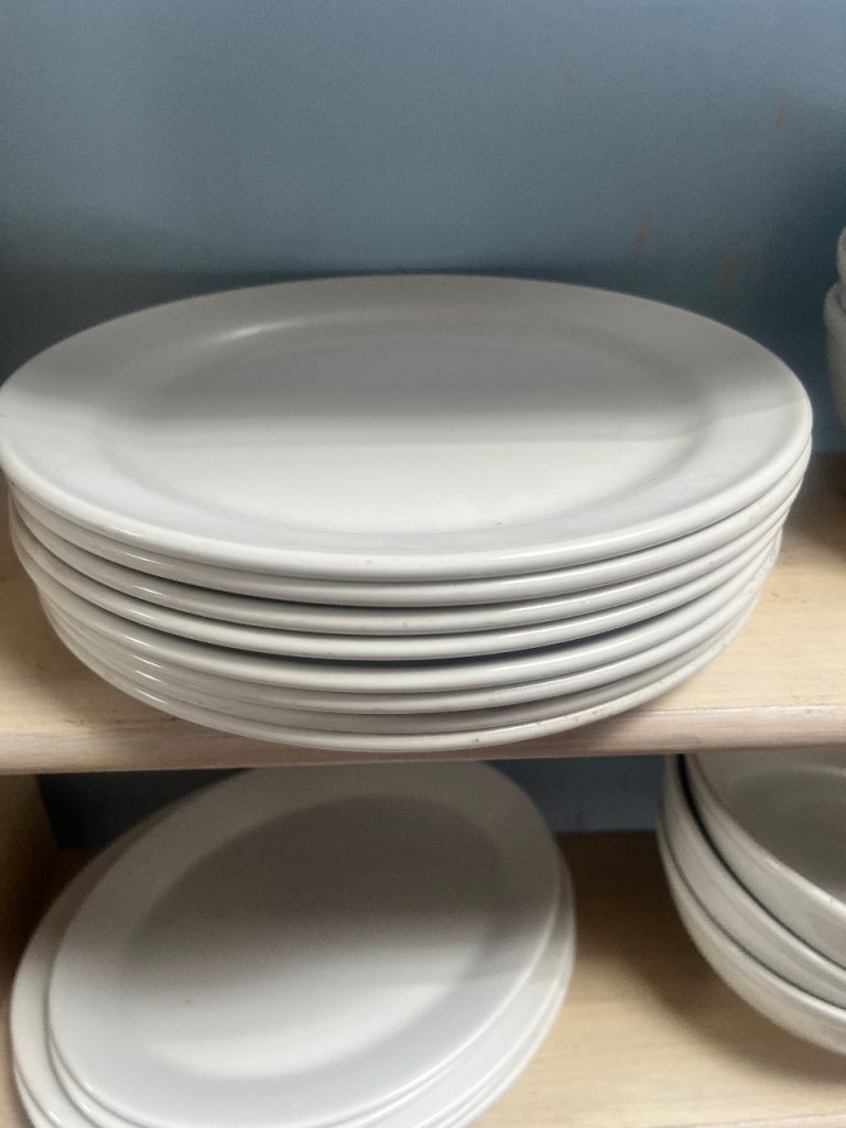 Restaurant dinner plates white 