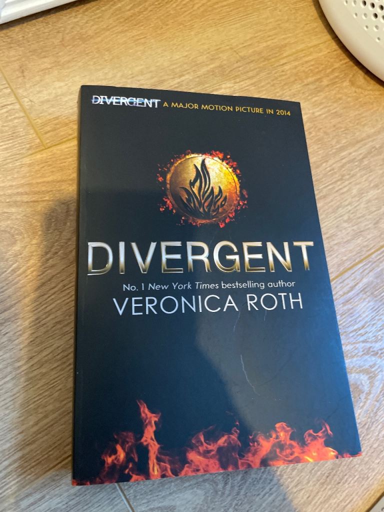 Divergent by Veronica Roth book NEW