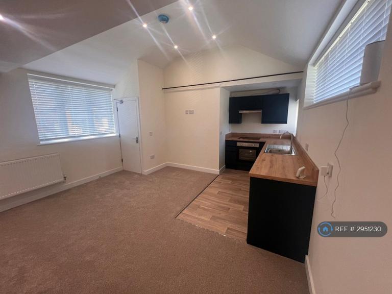1 bedroom flat in Wolverton, Milton Keynes, MK12 (1 bed) (#2951230)