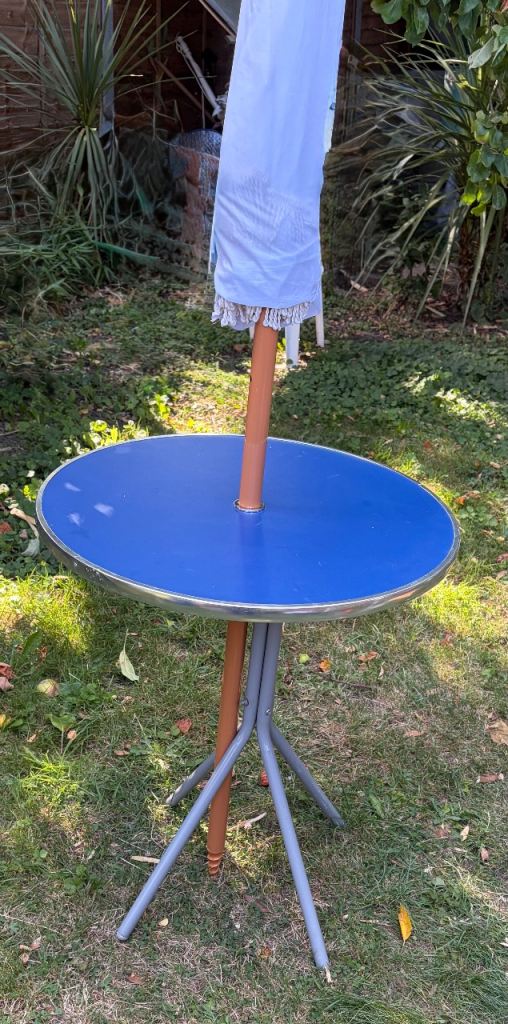 Outdoor Round Table with Parasol – Blue & White