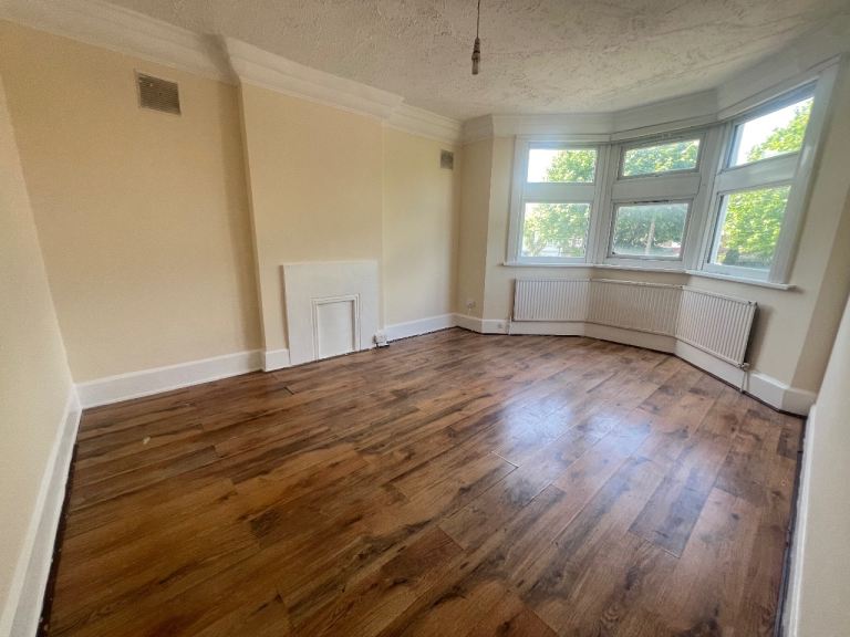 2/3 Bed Newly Decorated Flat, Manor House / Haringey