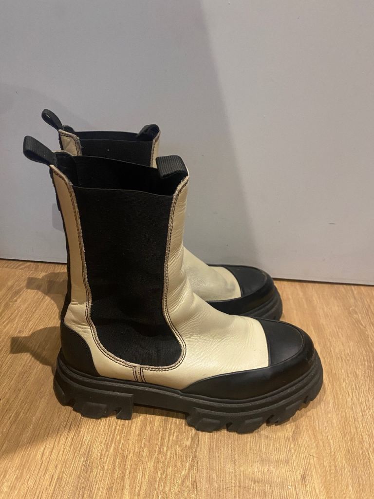 image for Ganni 7/40 cream leather Chelsea boots
