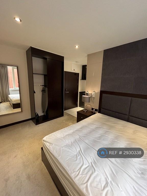 Studio flat in The Headrow, Leeds, LS1 (#2930338)