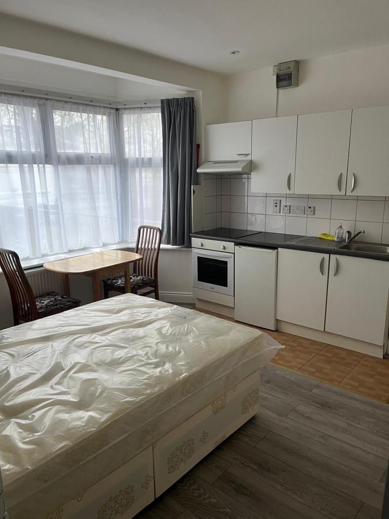 Studio to rent in Neasden nw2