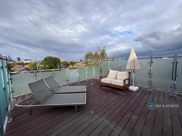 2 bedroom flat in Blue Building, London, SE10 (2 bed) (#3079070)