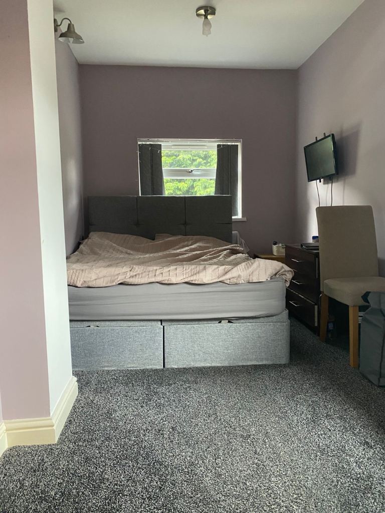 Modern double room available -LS11 bills included
