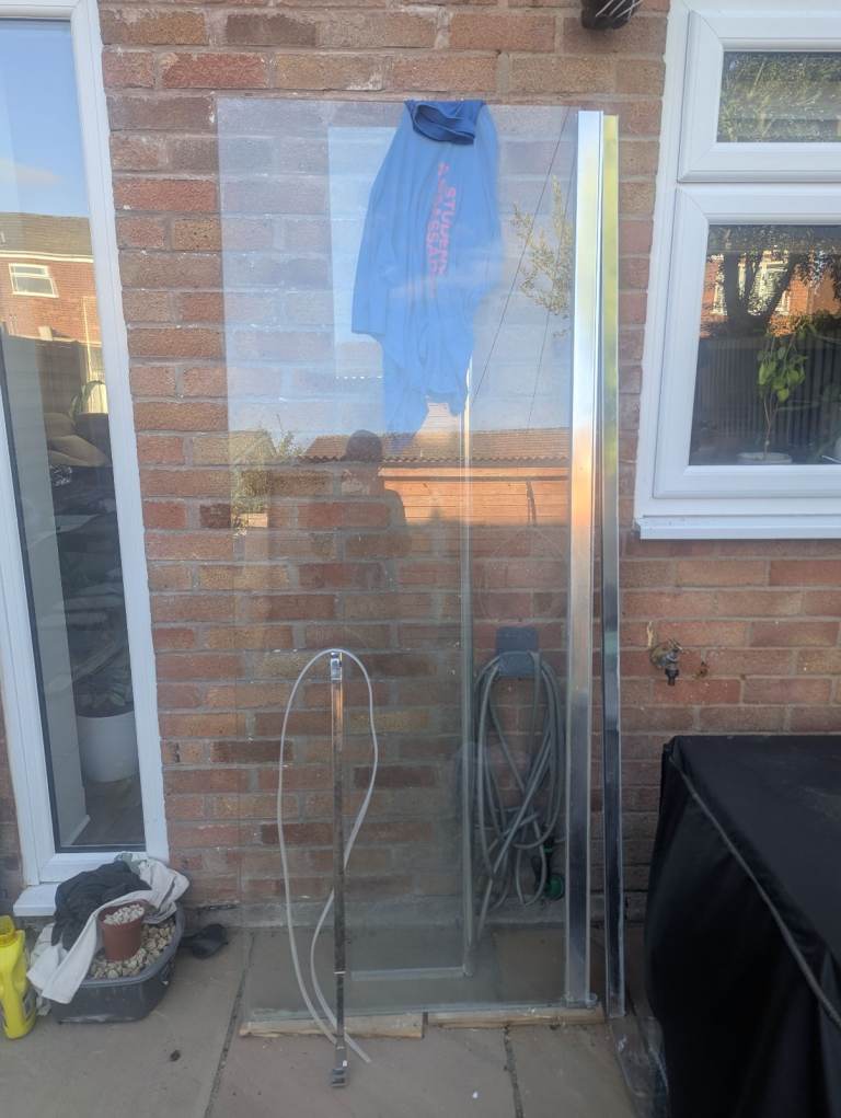 Shower screen with glass panel 