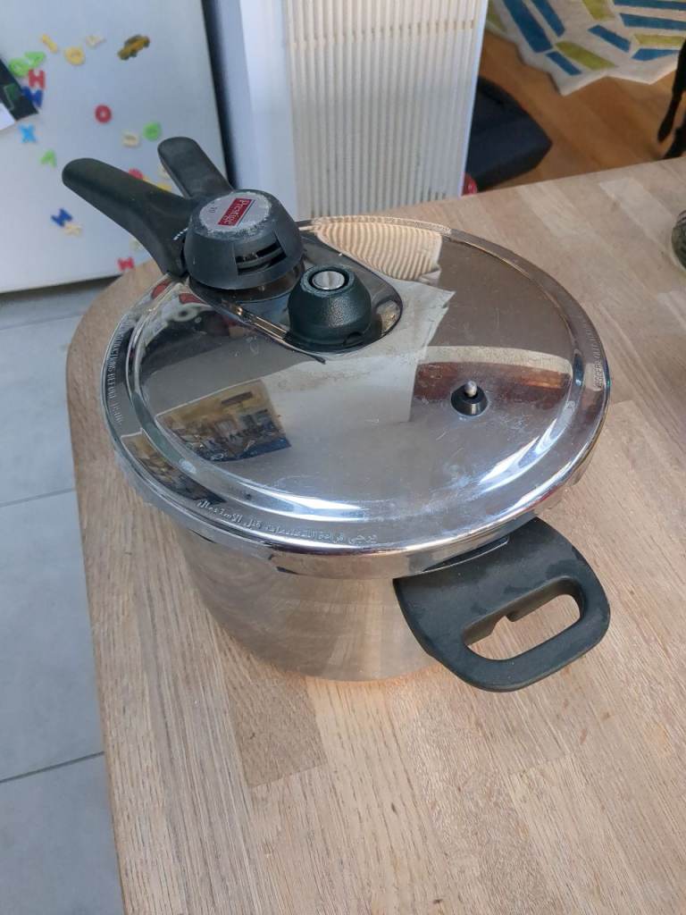 Stainless steel Pressure cooker