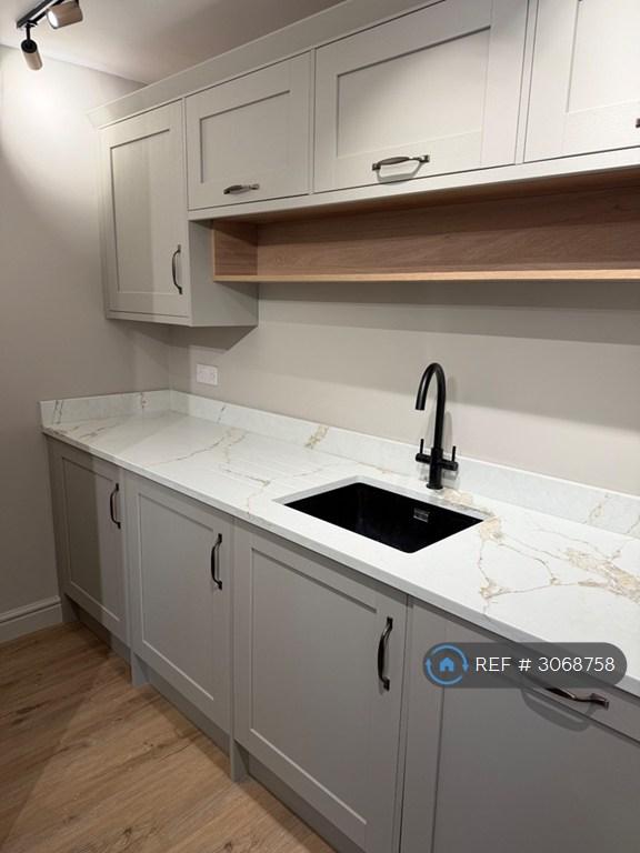 2 bedroom flat in Stonegate Road, Leeds, LS17 (2 bed) (#3068758)