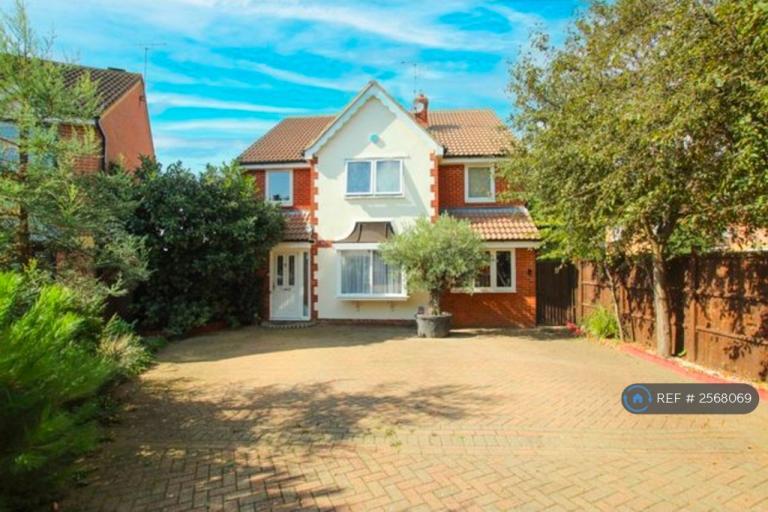 4 bedroom house in Robertson Drive, Wickford, SS12 (4 bed) (#2568069)