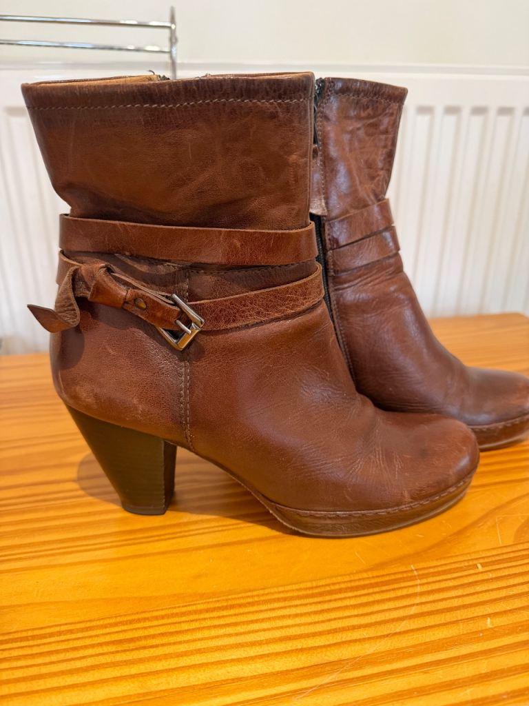 Brown leather ankle boots with buckle. Size 38. VGC.