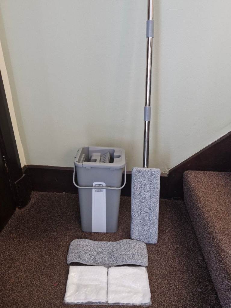 Mop and bucket with spare heads