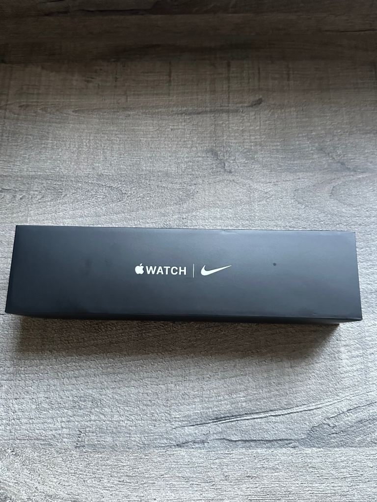 Apple Watch Series 5 Nike - 40mm Space Grey Aluminium/ Nike Sports Loop