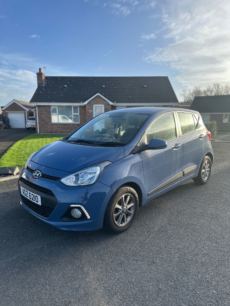 Hyundai I10 Premium blue drive