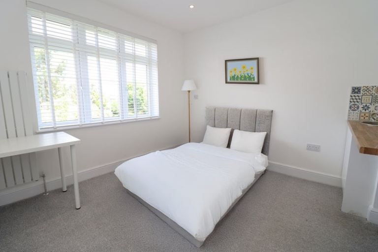 🎉 MODERN ROOMS AVAILABLE – LOW DEPOSIT 🎉