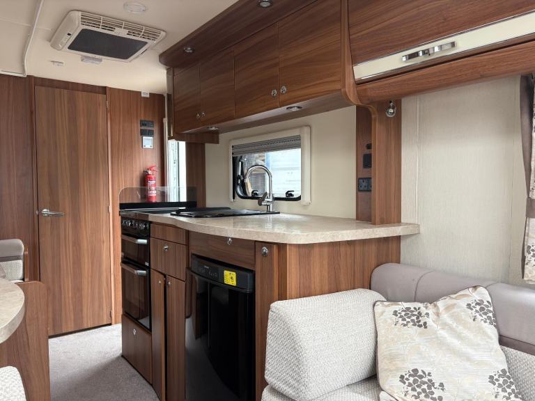 ELDDIS AFFINITY 530 - 3 BERTH CARAVAN + AIR CONDITIONING + MOTORMOVER