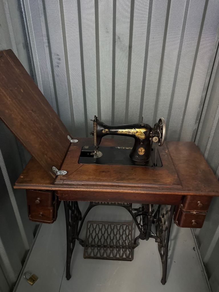 Singer Sewing Machine 
