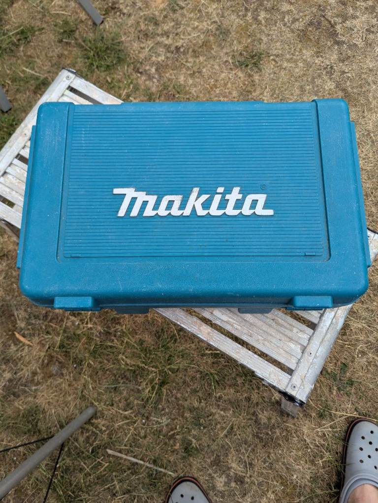 Makita Cordless Drill with 2 Batteries and Charger – Great Condition