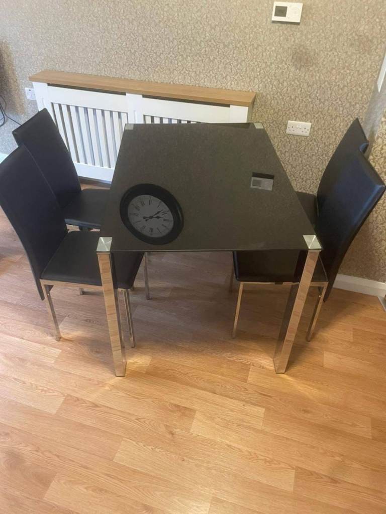 Modern dining room table and 4 chairs £120 good condition