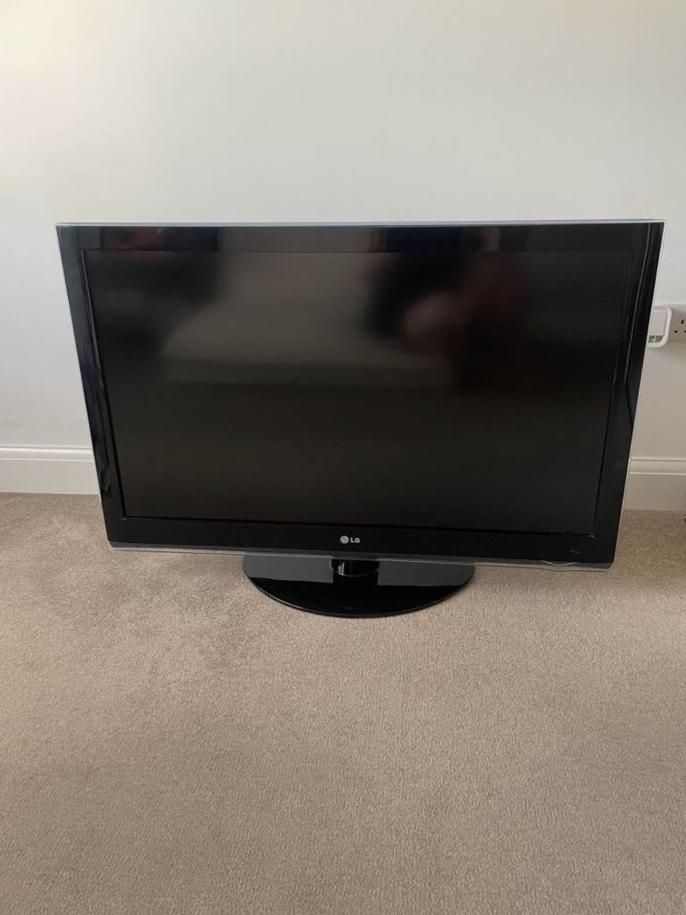 LG 42" Flat Screen TV – Great Condition, Black