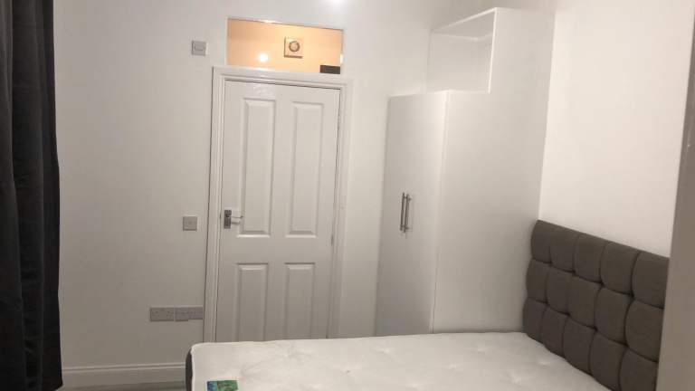 Double Room Ensuite Near Town Centre – Bills Included