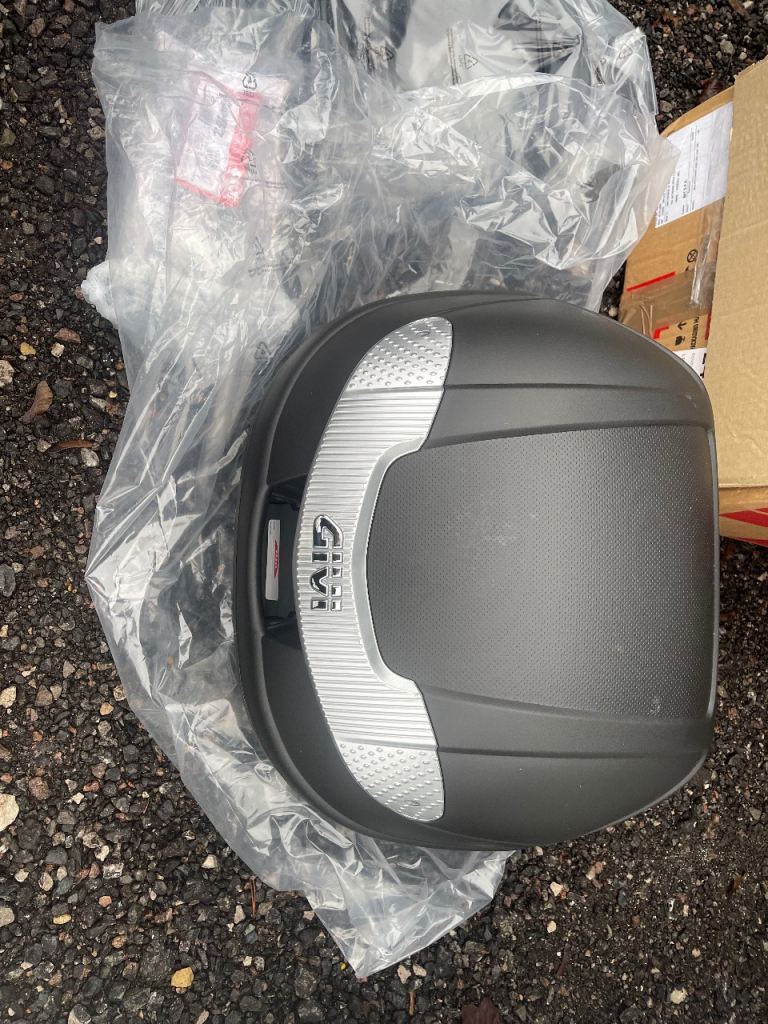 Brand new Givi top box, plate and rack for Fazer 1000