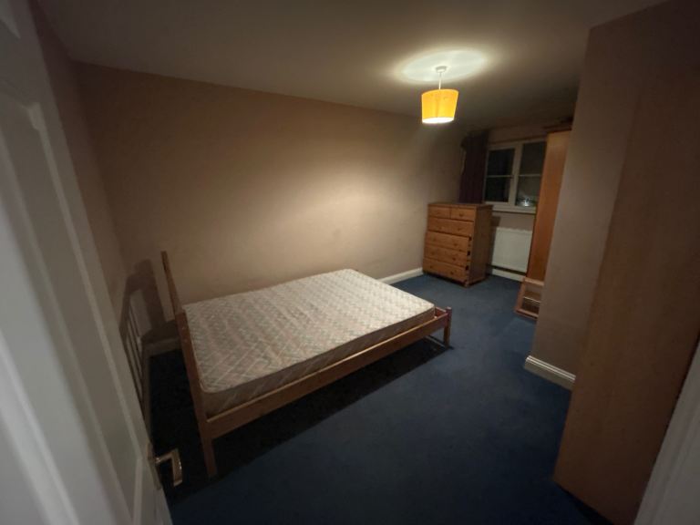 Spacious room available in central headington 