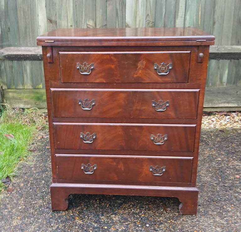 Mahogany chest of drawers