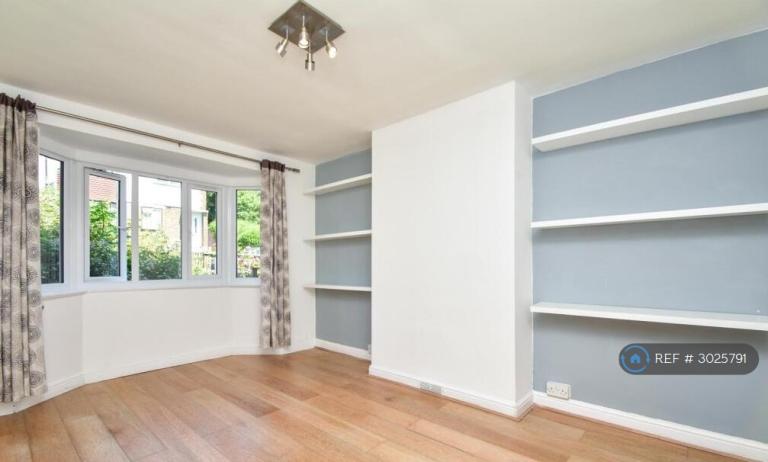 2 bedroom flat in Cardrew Close, London, N12 (2 bed) (#3025791)