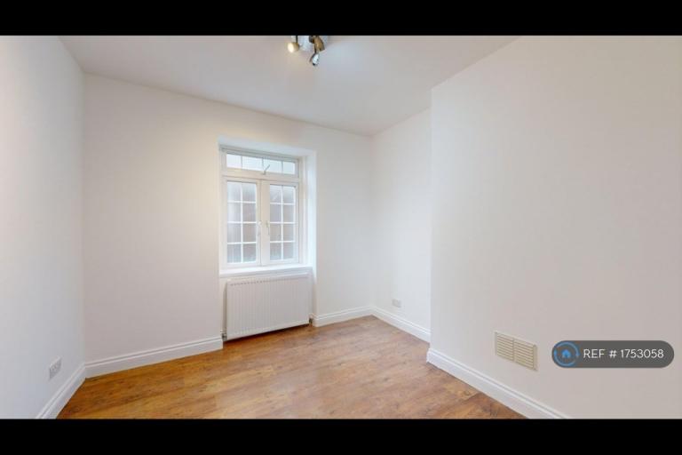 2 bedroom flat in Portland Road, Croydon, SE25 (2 bed) (#1753058)