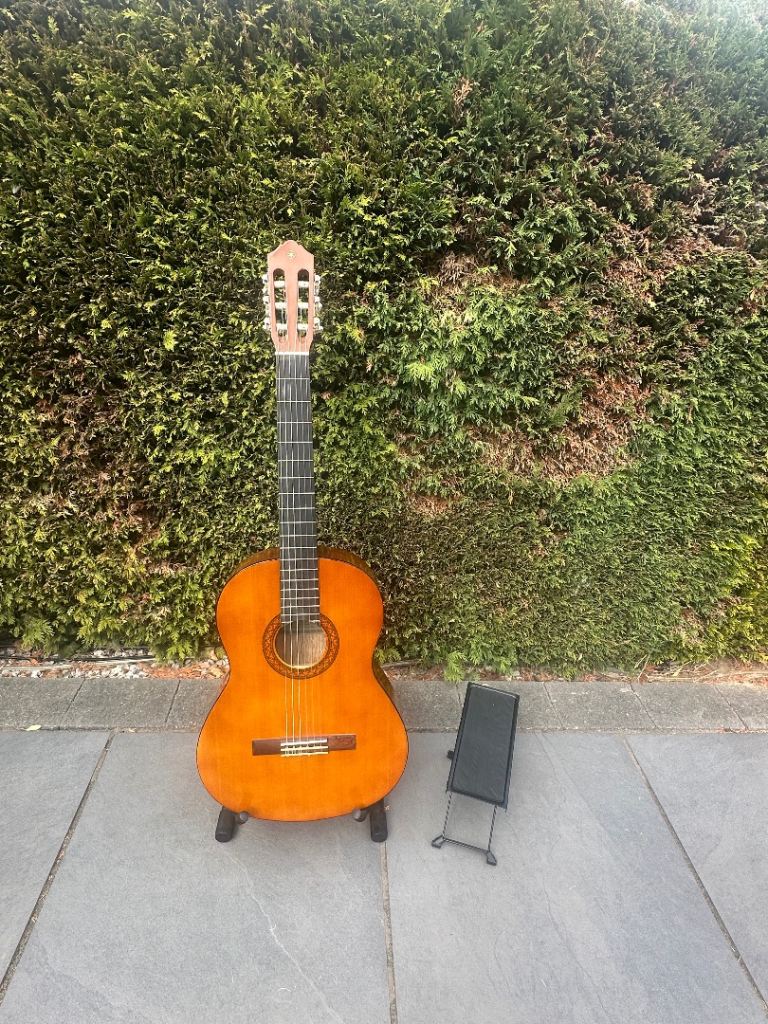Yamaha C40 Classical Acoustic Guitar & Footrest – Good Condition