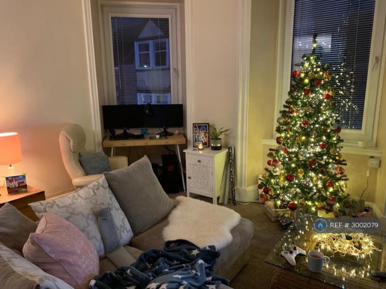2 bedroom flat in East High Street, Crieff, PH7 (2 bed) (#3002079)