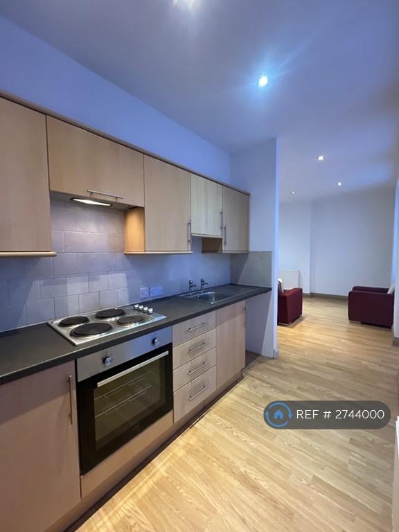 1 bedroom flat in King Street, Carmarthen, SA31 (1 bed) (#2744000)