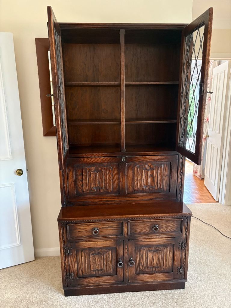 Lovely solid think oak drinks cabinet / dresser