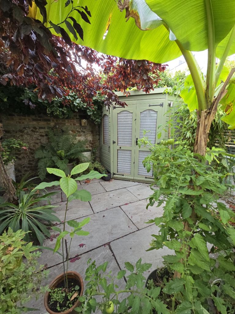 Beautiful Ground Floor Garden Flat accessed via walled garden