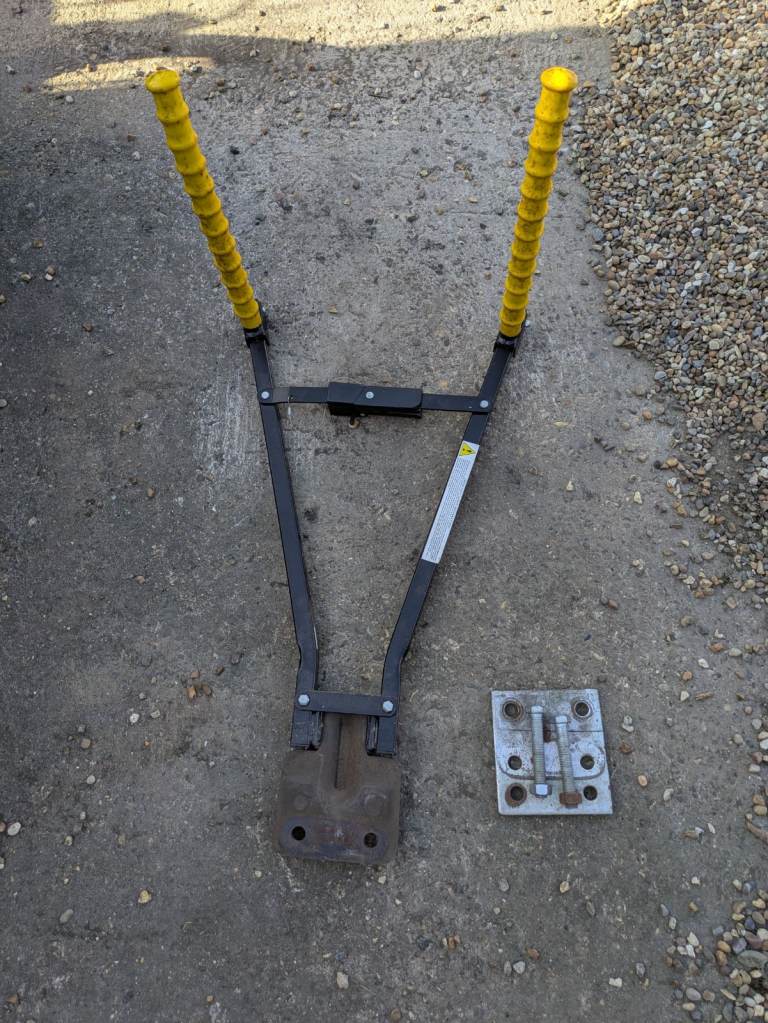Bike carrier for tow hitch