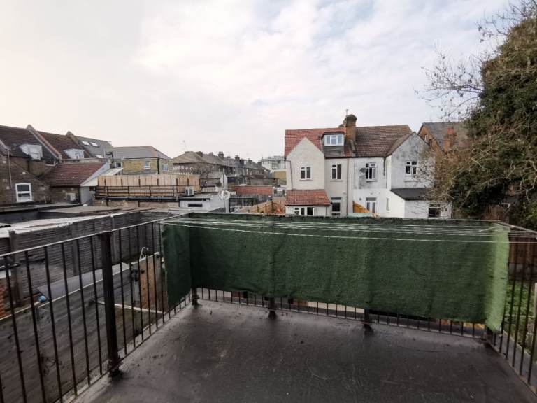 Cosy Studio Flat | Private Balcony | DSS Welcome