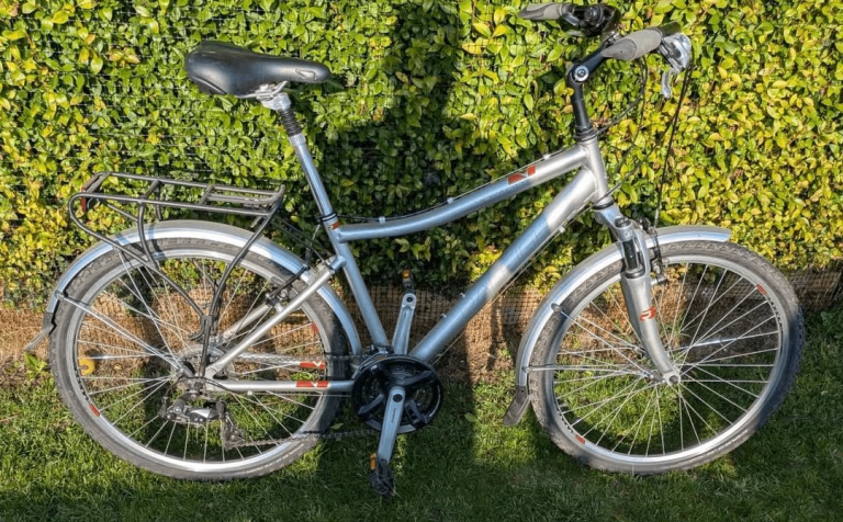 Men's or women's Raleigh Voyager commuter bike