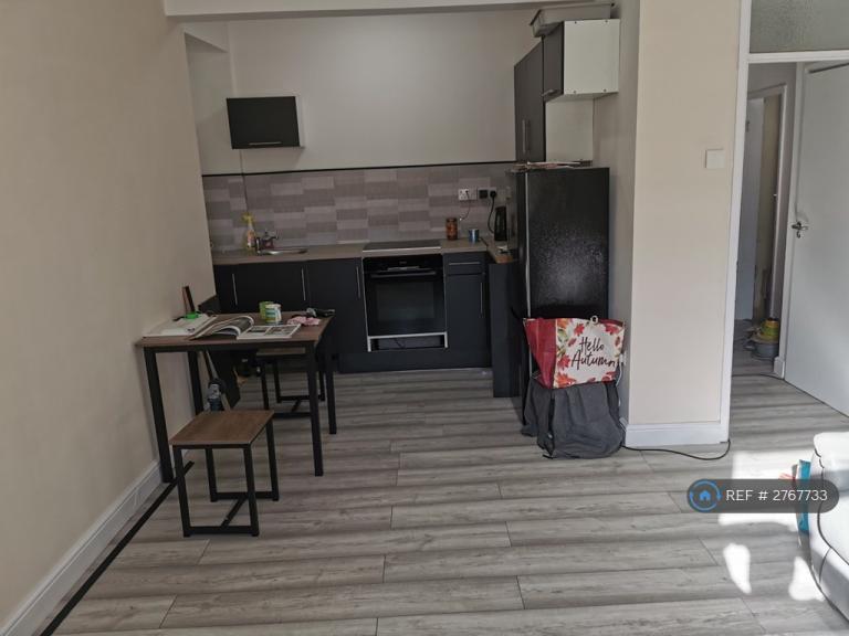 1 bedroom flat in Commercial Rd Machen, Caerphilly, CF83 (1 bed) (#2767733)