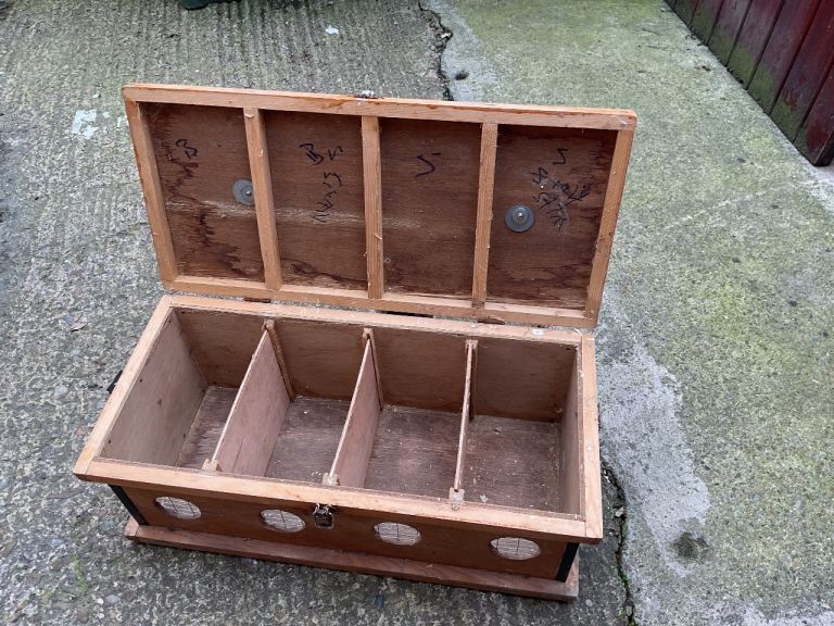 Four bird carriers box