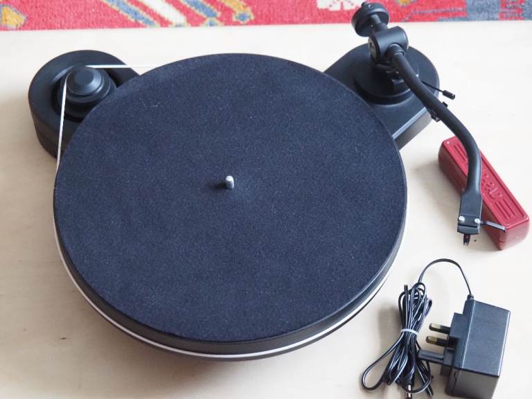 Pro Ject ProJect RPM 1.2 Genie turntable with cables