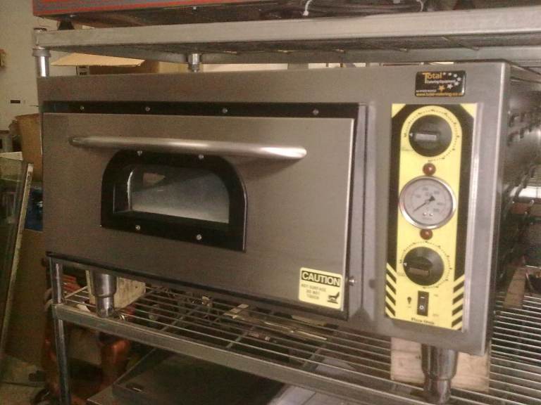 SINGLE DECK  Commercial Pizza Oven - Stainless Steel, Good Condition CATERING  CAFE BAKERY KITCHEN 