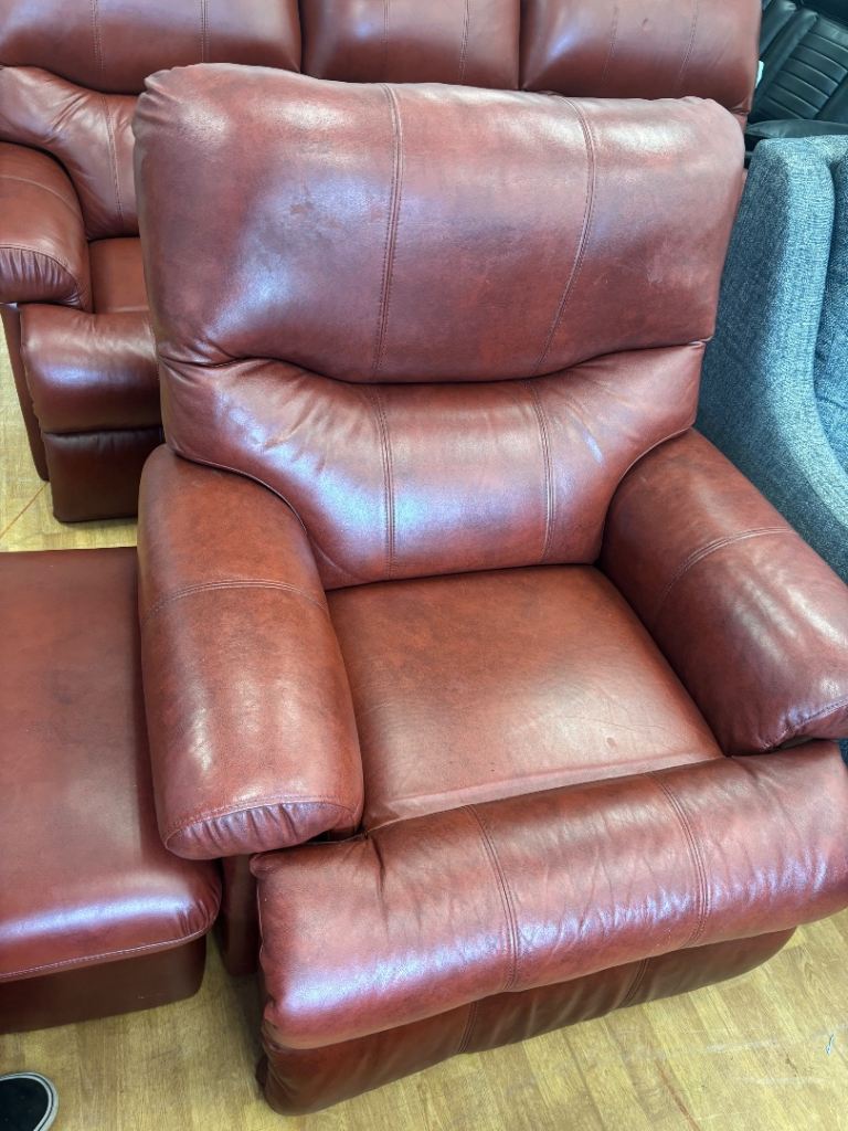 *I can deliver for a small fee*

Looking for £300 Ono 

Well-looked-after red leather recliner armch