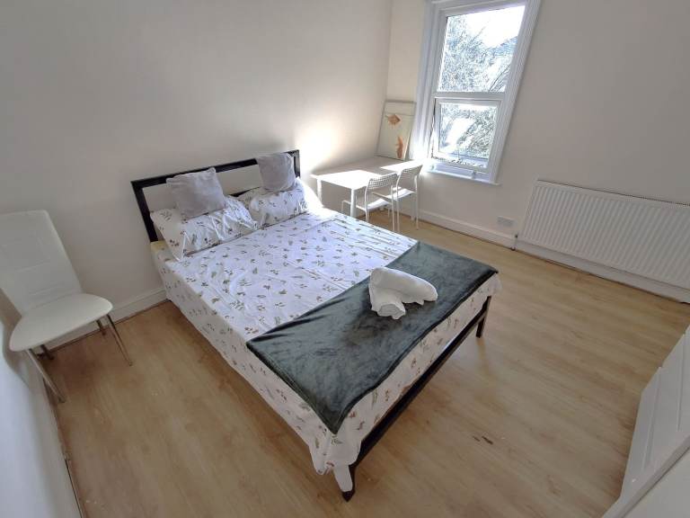 Spacious double room to let in a quiet Charminster street.