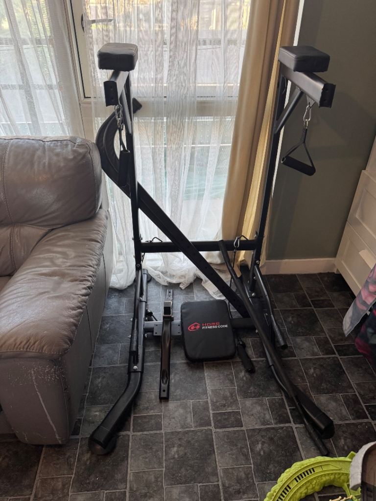 Pull up bar station 