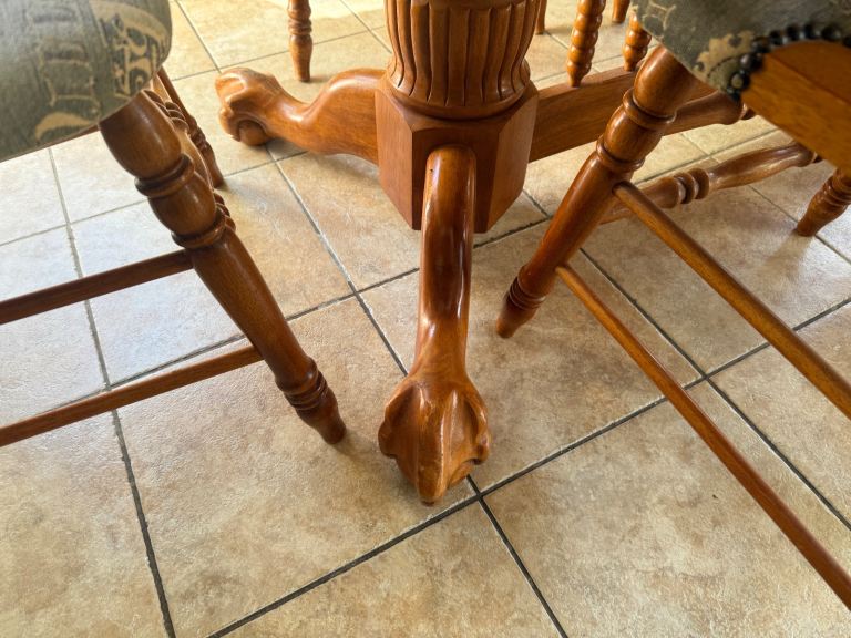 Dining table and 6 chairs 